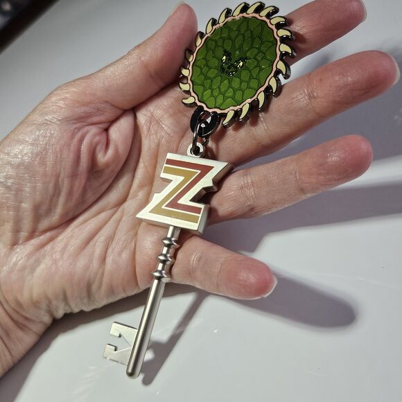 Accio! Magic Delivered Village Harry Potter Hogsmeade Zonko's Joke Shop Key - Picture 2 of 10